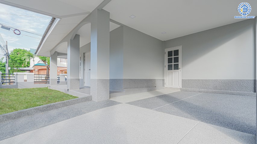 บ้านมือสองตกแต่งใหม่ ม.คุณาลัย ปิ่นเกล้า หลังมุม! เนื้อที่มากถึง 52.1 ตร.ว. ฟังก์ชัน 3 ห้องนอน 1 ห้องแม่บ้าน 4 ห้องน้ำ 2 ที่จอดรถ บ้านสวยตกแต่งพร้อมเข้าอยู่ บนทำเลศักยภาพ ใกล้เซ็นทรัลปิ่นเกล้า, เซ็นทรัลศาลายา, ม.มหิดล และทางด่วน "กาญจนาภิเษก"